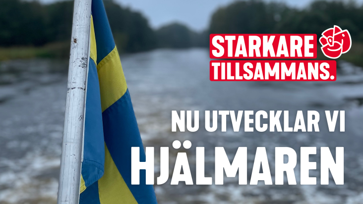 Bild på aktern på en båt, vatten syns i bakgrunden och svenska flaggan i förgrunden. På bilden står det Nu utvecklar vi Hjälmaren. På bilden i högra hörnet är loggan Starkare tillsammans och Socialdemokraternas ros