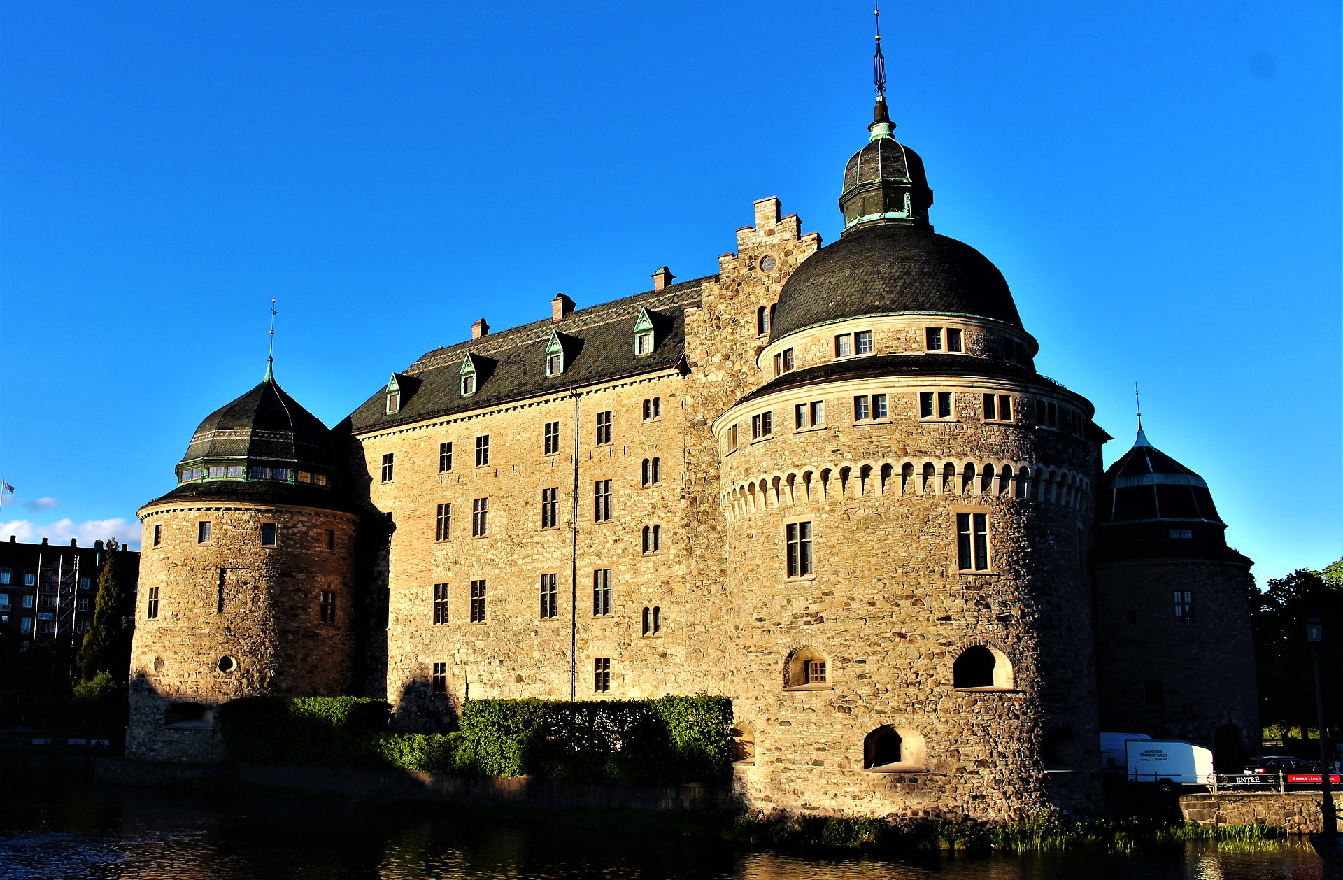 Örebro slott i solsken. 