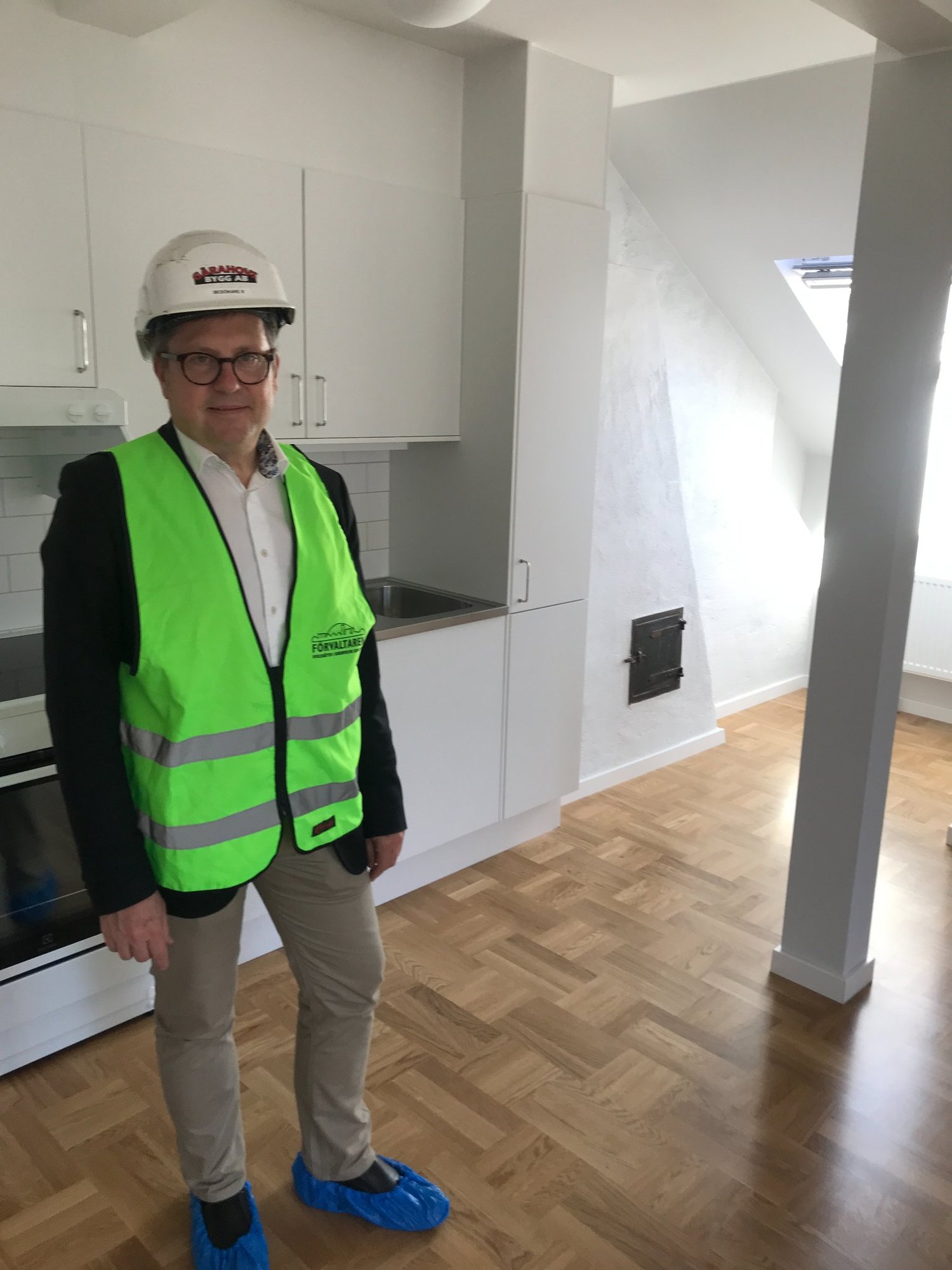 Bild på Mikael Sundesten som besöker en ny lägenhet